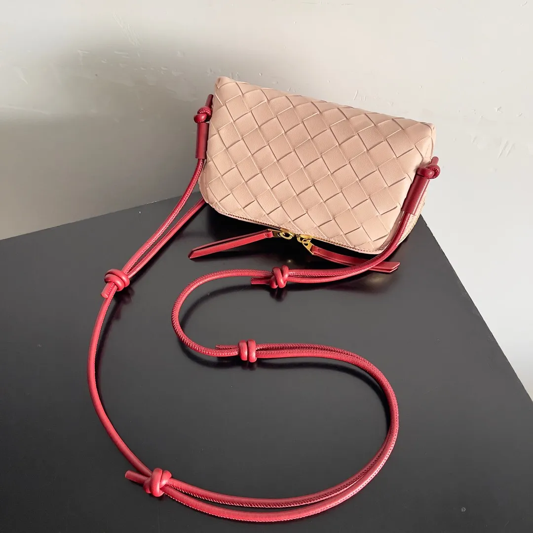 Batch 1360 BV new mini bag ceiling Bottegaveneta new Concert Pouch bag is small and has a large capacity. It can hold the Pro max mobile phone. The shoulder strap is adjustable for cross-body carry. It is very cost-effective to carry on one shoulder. The latest small bag in autumn has a lot of capacity. It can hold 4 short clips. I also tried it and it can hold one of my fists. It is cute, the capacity is touching and the length of the shoulder strap is adjustable for daily commuting. Full score 10 #bv woven bag Style number: 794258 Size: 18.5*11.5*8.5cm